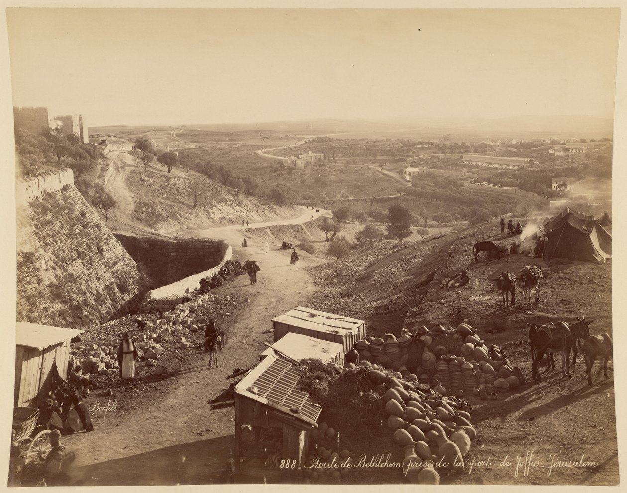 Strada per Betlemme, vista della Porta di Jaffa, Gerusalemme da Félix Bonfils