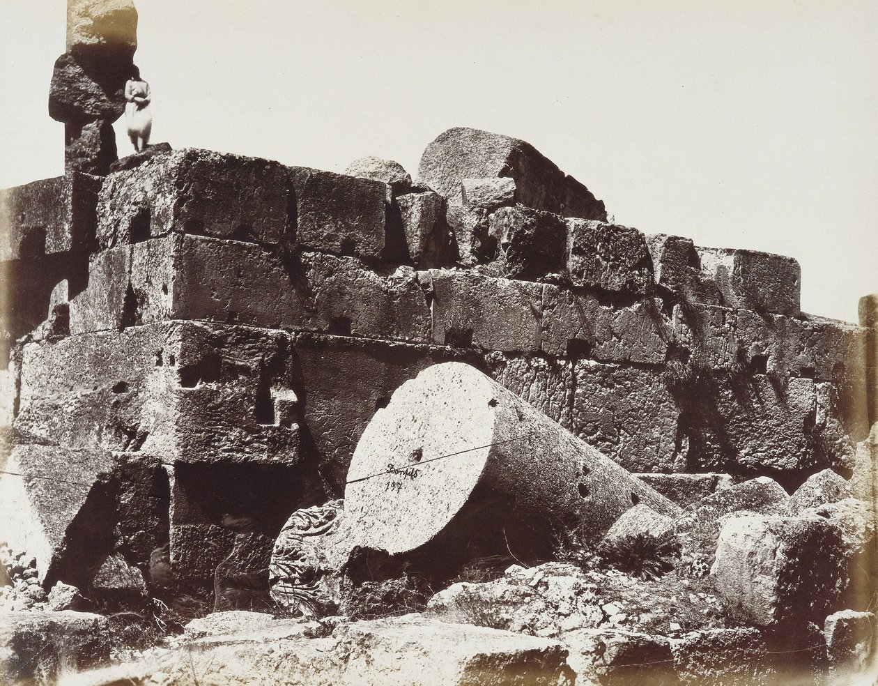 Rovine delle colonne del Tempio di Giove, nella zona archeologica di Heliopolis o Baalbek, antica città siriana, ora Libano da Félix Bonfils