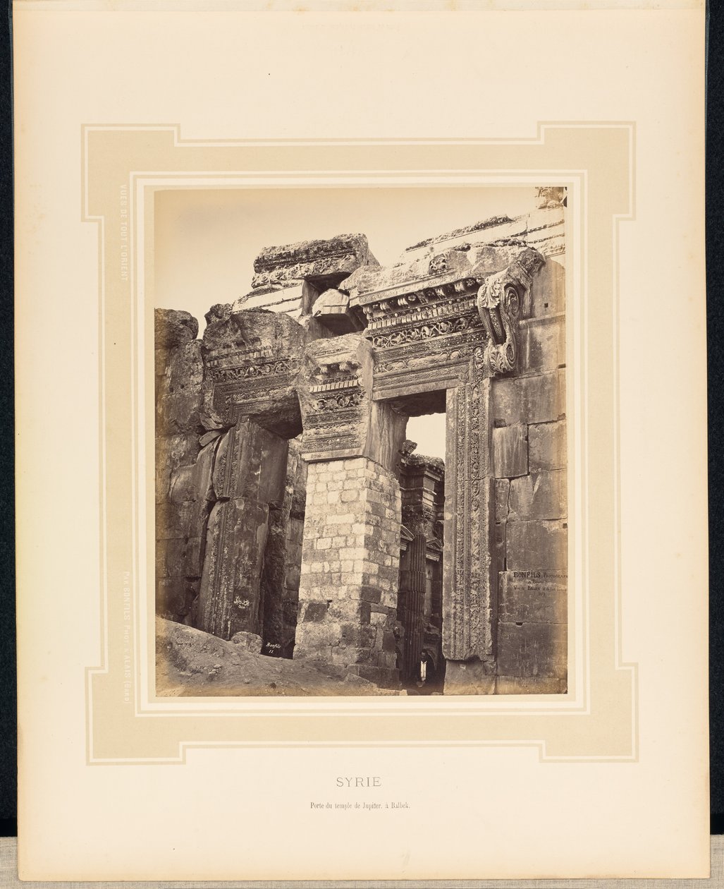 Siria: Porta del tempio di Giove a Baalbek da Félix Bonfils