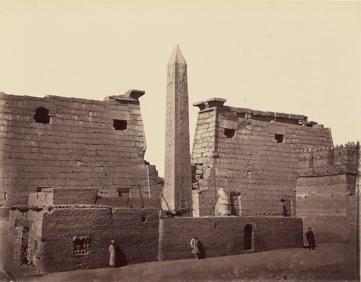 Tempio di Luxor: obelisco e pilone [Tebe] da Félix Bonfils