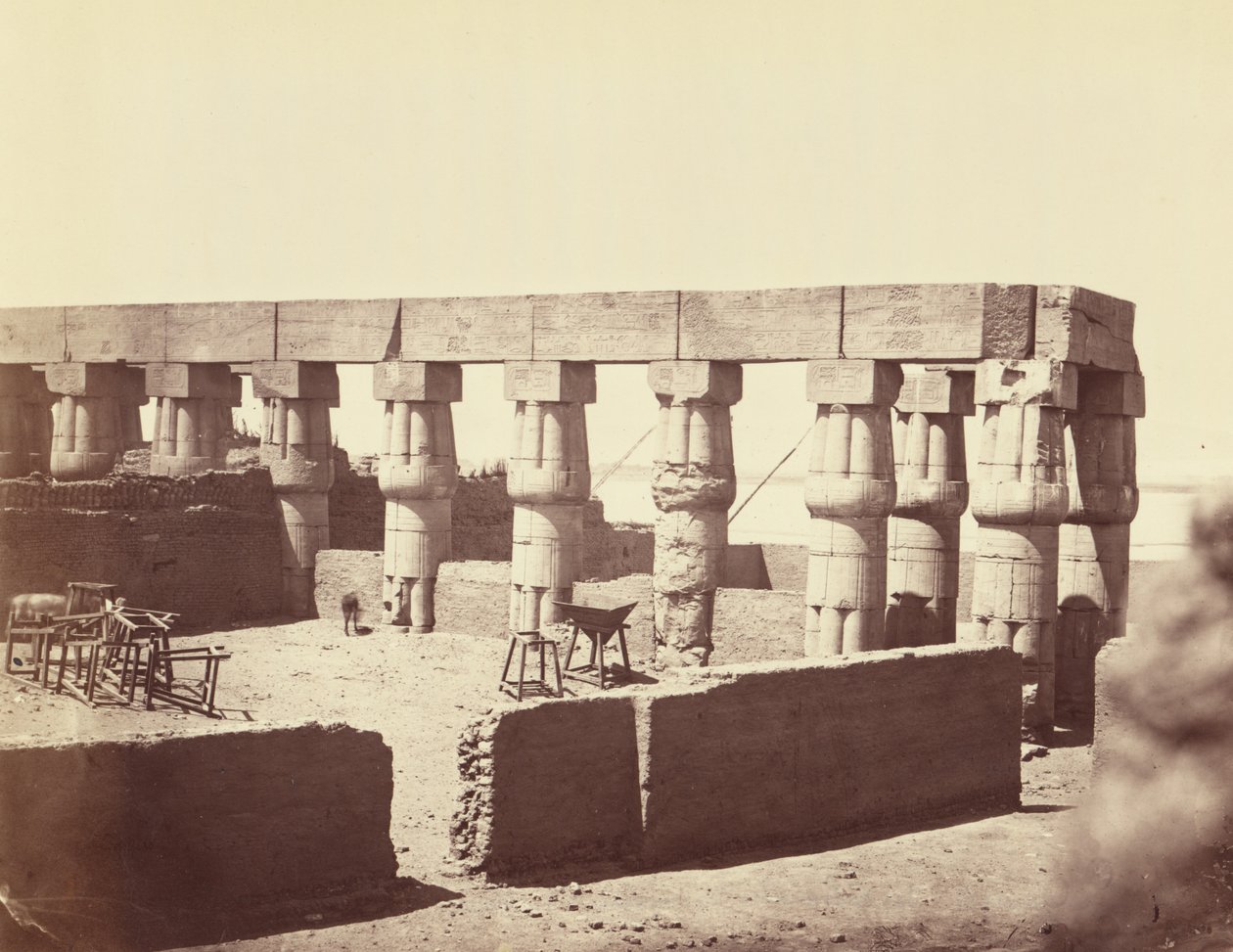 Tempio di Luxor. Vista generale dei colonnati centrali [Tebe] da Félix Bonfils