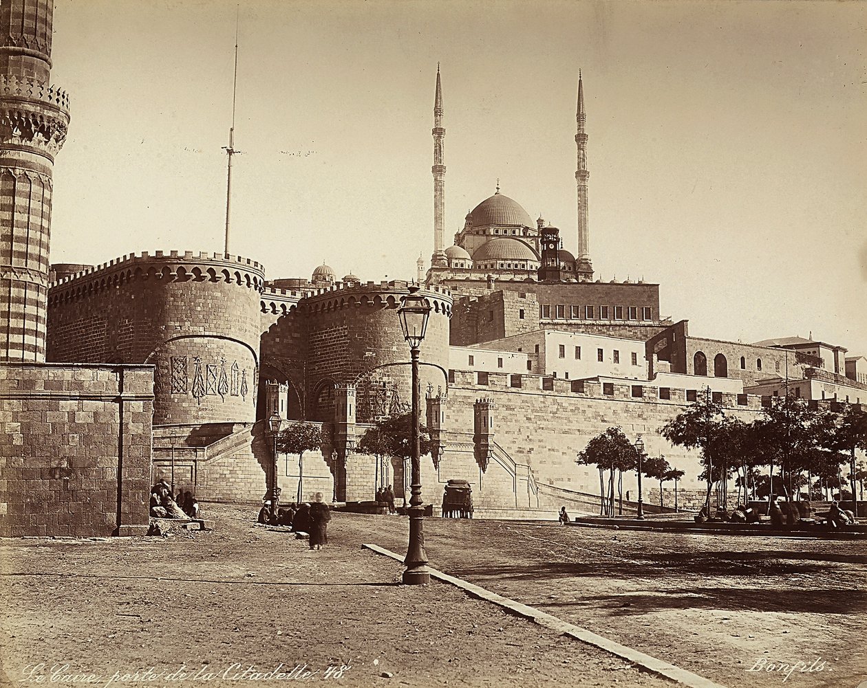 La Porta Bab el-Azab della Cittadella, con la Moschea di Muhammad Ali sullo sfondo, al Cairo, Egitto da Félix Bonfils