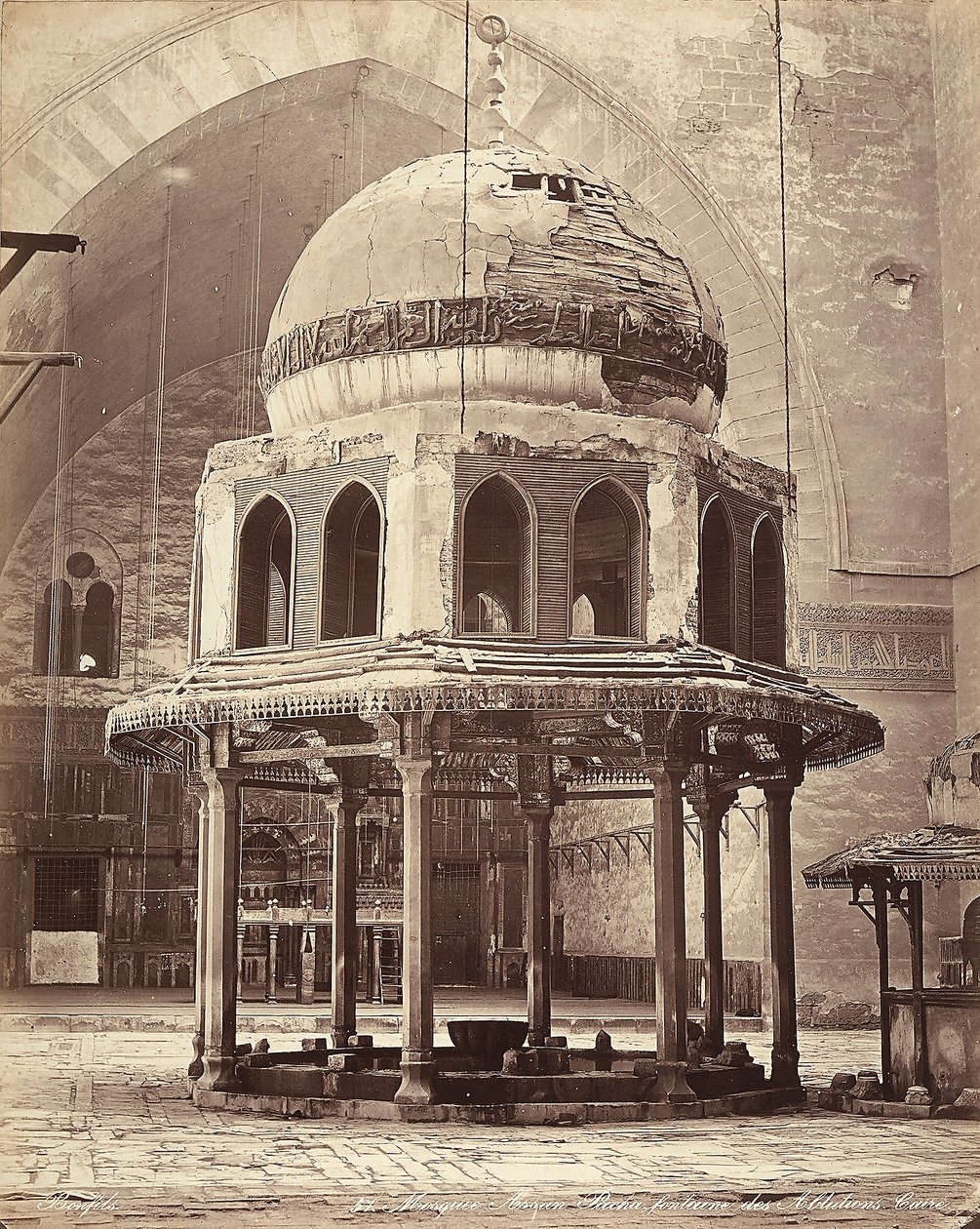La fontana delle abluzioni, nella Moschea del Sultano Hassan, al Cairo, Egitto da Félix Bonfils