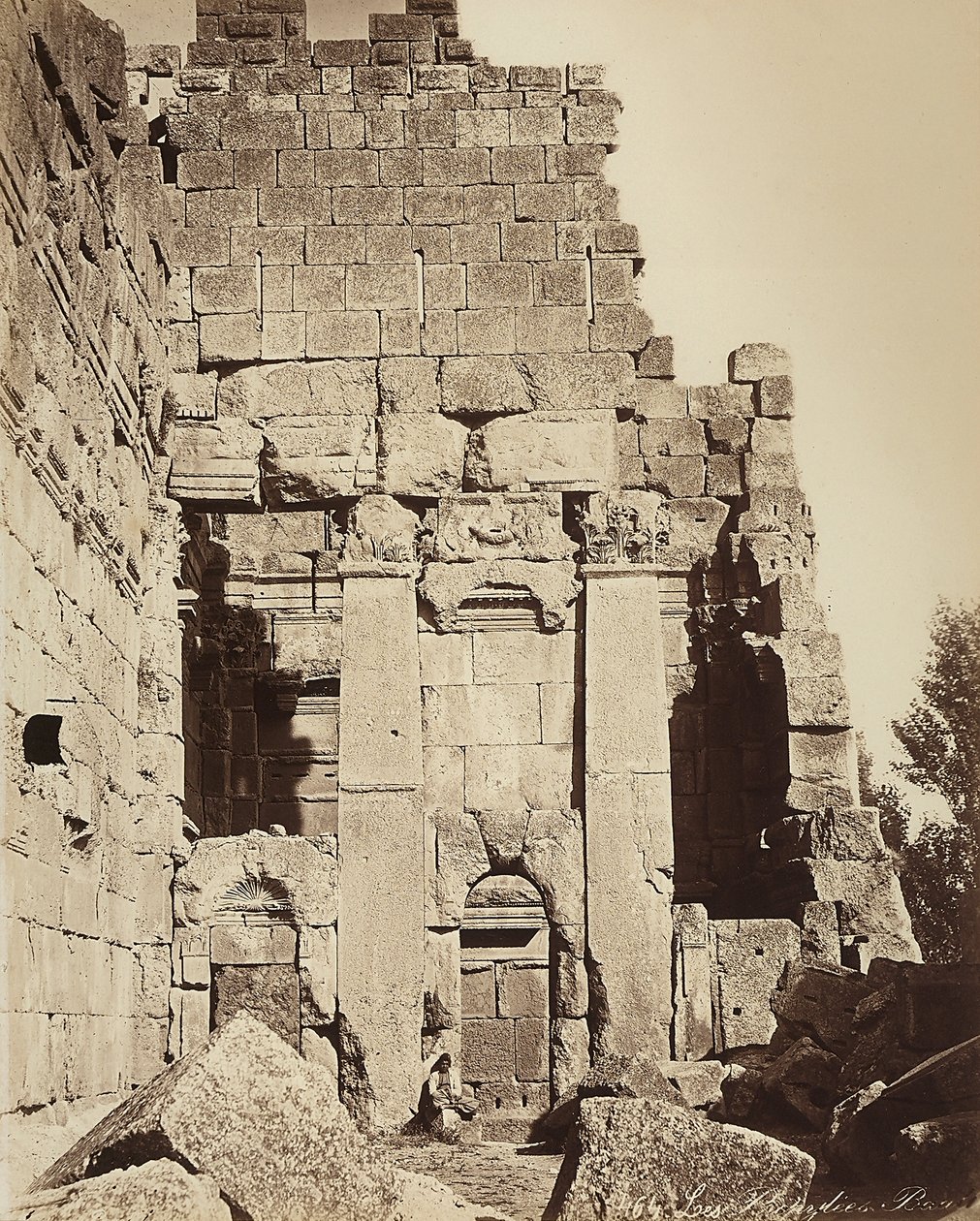 I propilei del Tempio di Giove o del Tempio del Sole, nella zona archeologica di Heliopolis o Baalbek, antica città siriana, ora Libano da Félix Bonfils