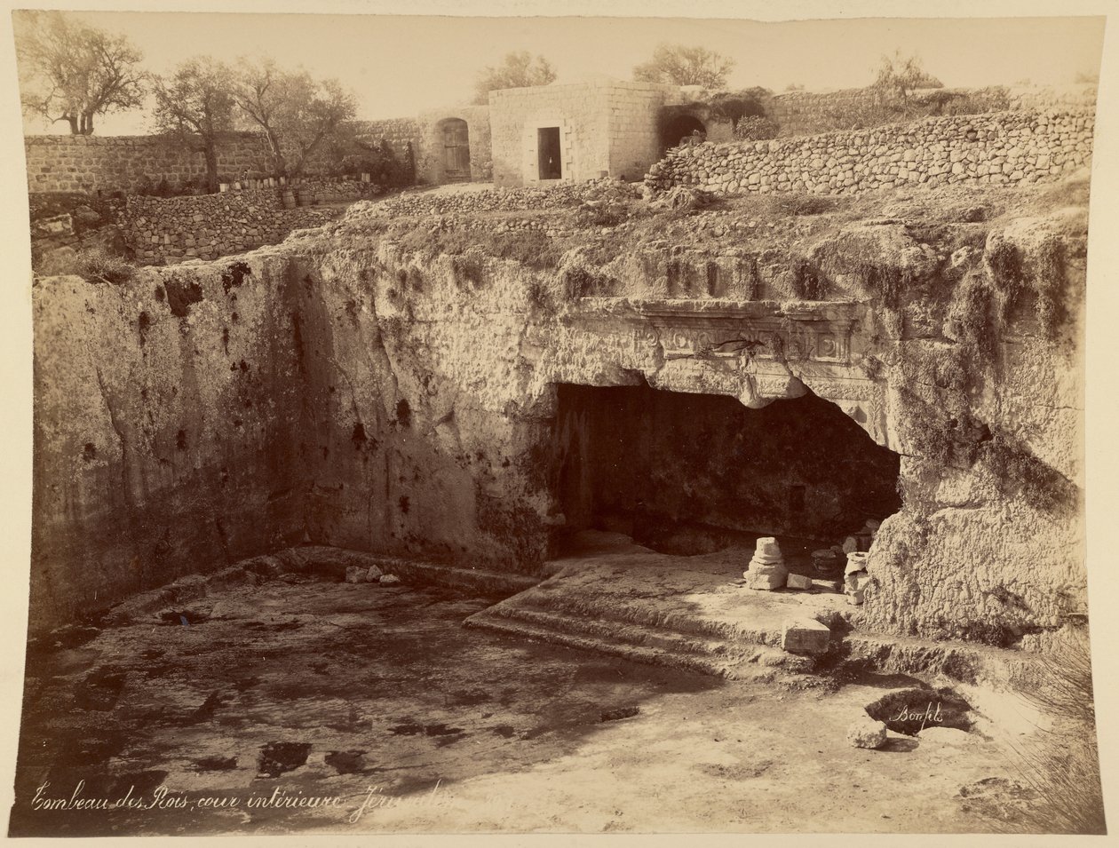 Tomba dei Re, cortile interno, Gerusalemme da Félix Bonfils