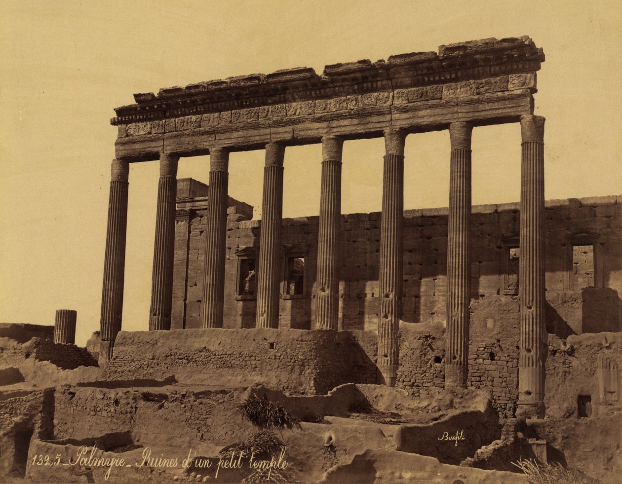 Colonnato staccato davanti a un tempio a Palmira, Siria da Félix Bonfils