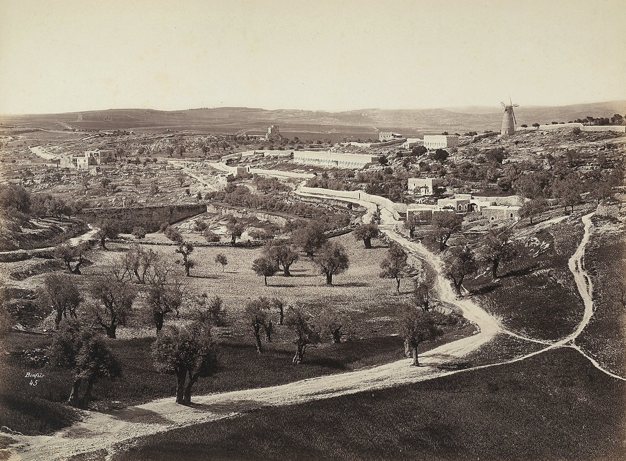 Paesaggio di valle con un mulino a vento e uliveti da Félix Bonfils