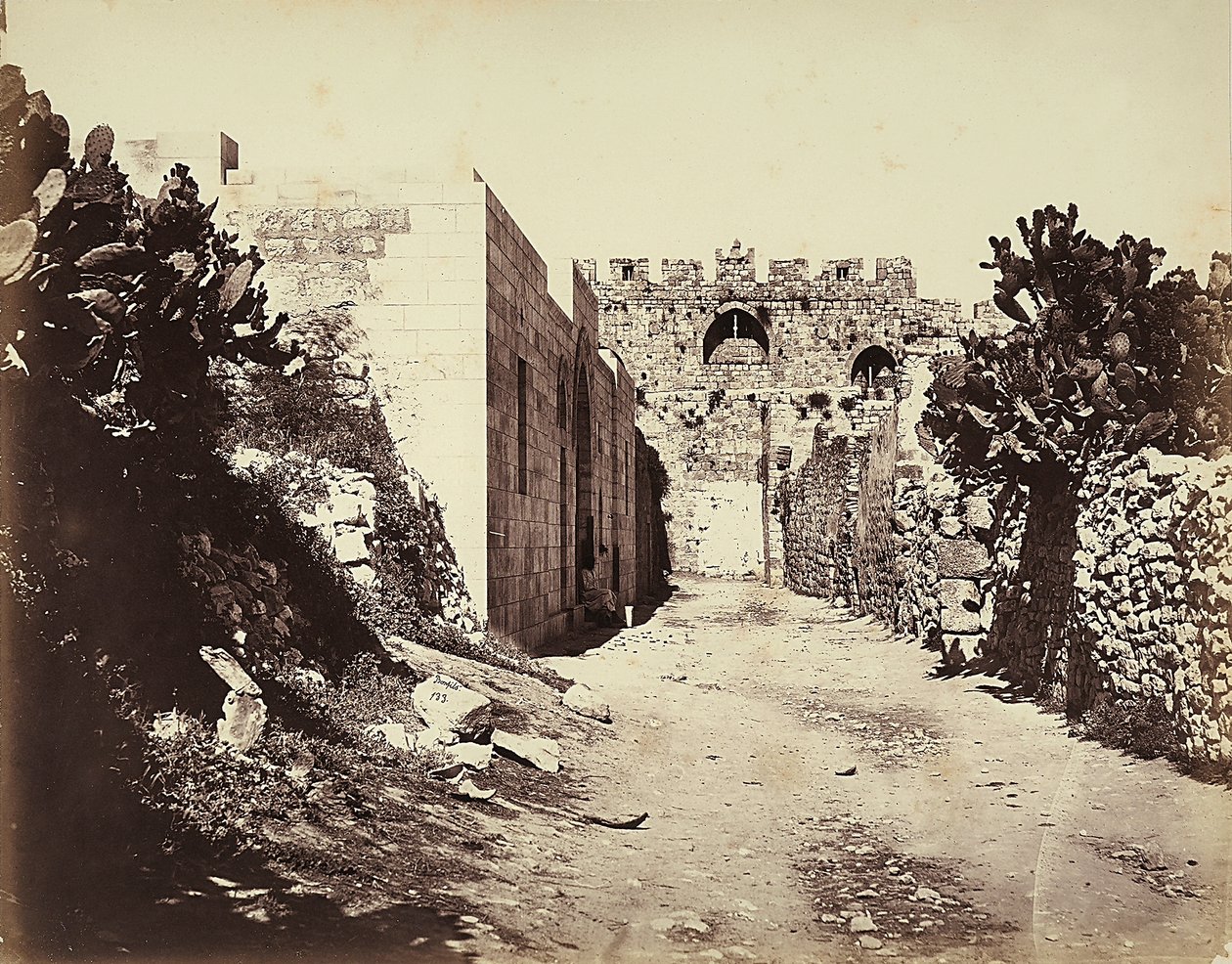 Veduta di una sezione delle mura della città e della casa di Sant