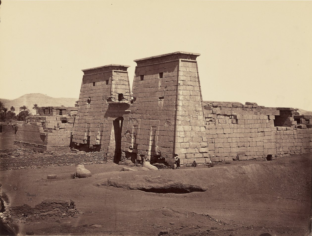 Veduta generale del tempio di Ramses III, Karnak, Tebe da Félix Bonfils