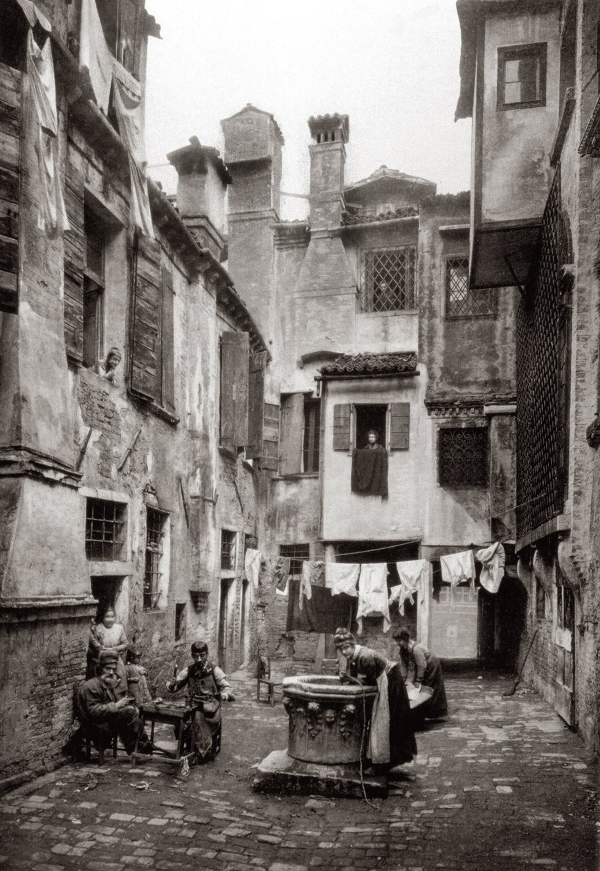 Un Cortile circondato da edifici a Venezia, c.1880 da Ferdinando Ongania