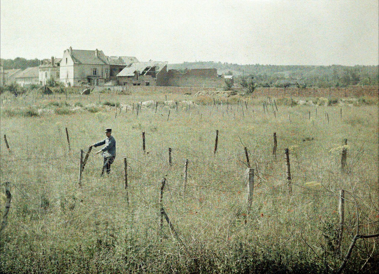 Un ufficiale francese ispeziona il filo spinato intorno alle posizioni francesi, Soissons, Aisne, Francia, 1917 da Fernand Cuville