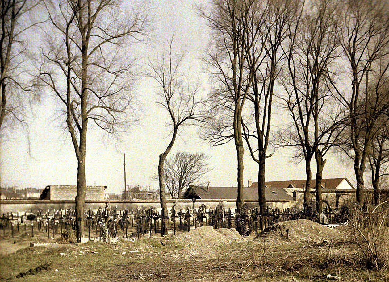 Un cimitero con nuove tombe, Reims, Marne, Francia, 1917 da Fernand Cuville