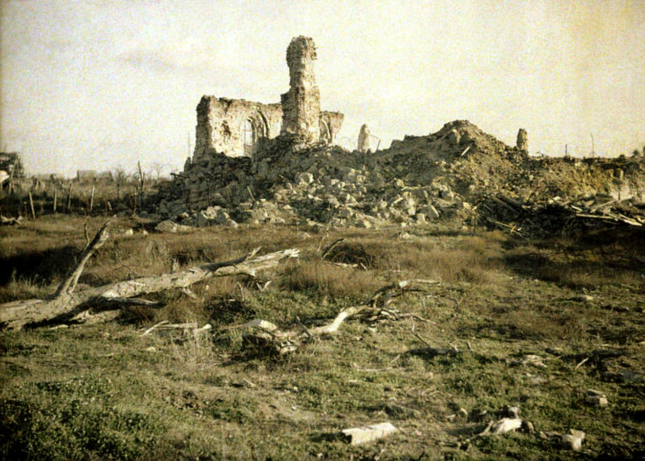 Una chiesa danneggiata durante la guerra, Chaulnes, Somme, Francia, 1917 da Fernand Cuville