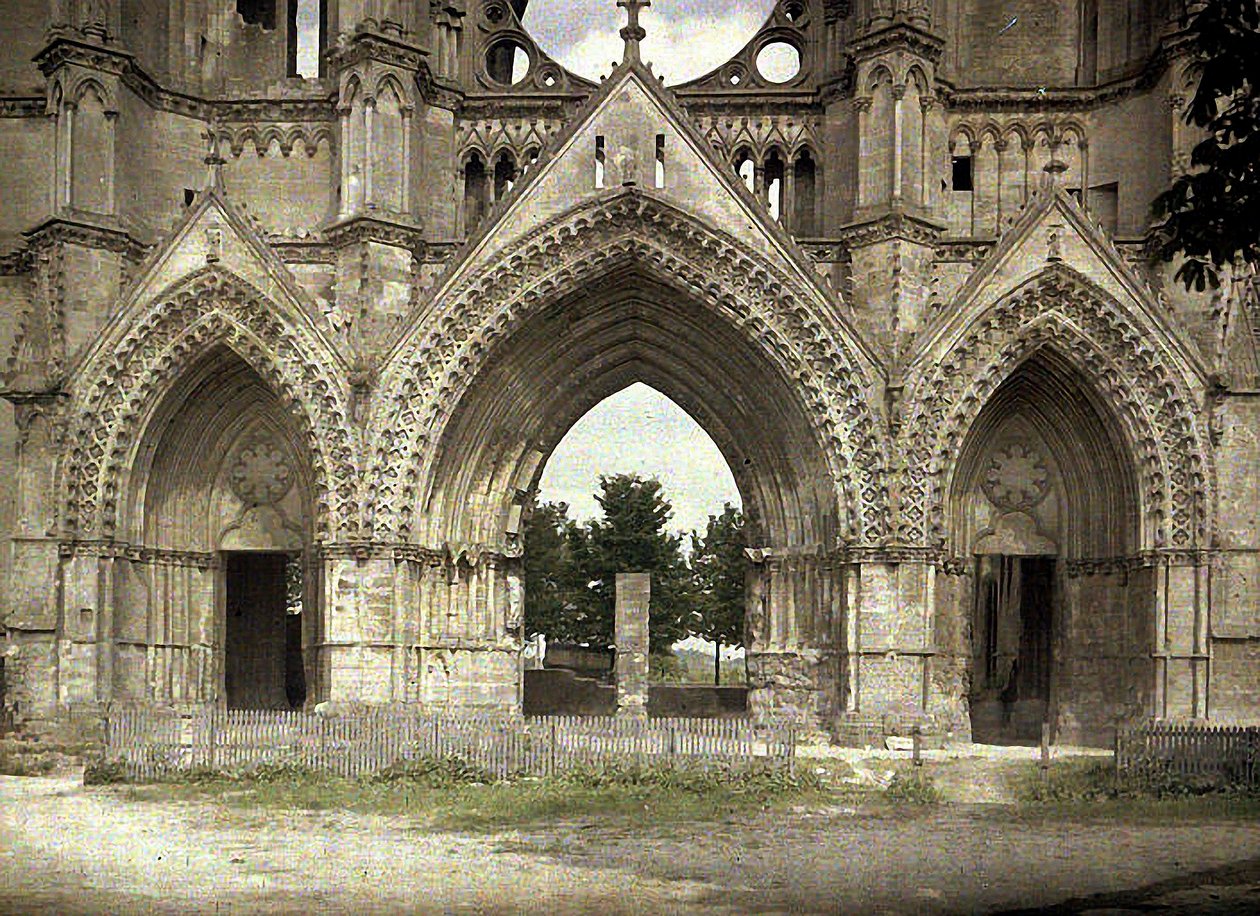 Danni da bombardamento alla Cattedrale di Saint-Gervais-et-Saint-Protais, Soissons, Aisne, Francia da Fernand Cuville