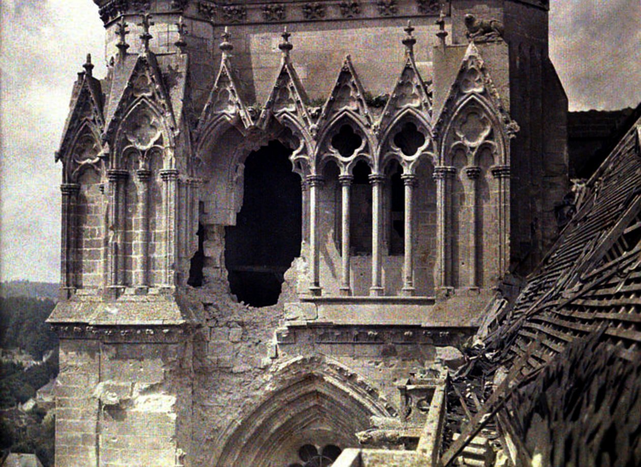 Danni da bombardamento alla Cattedrale Saint-Gervais-et-Saint-Protais, Soissons, Aisne, Francia, 1917 da Fernand Cuville