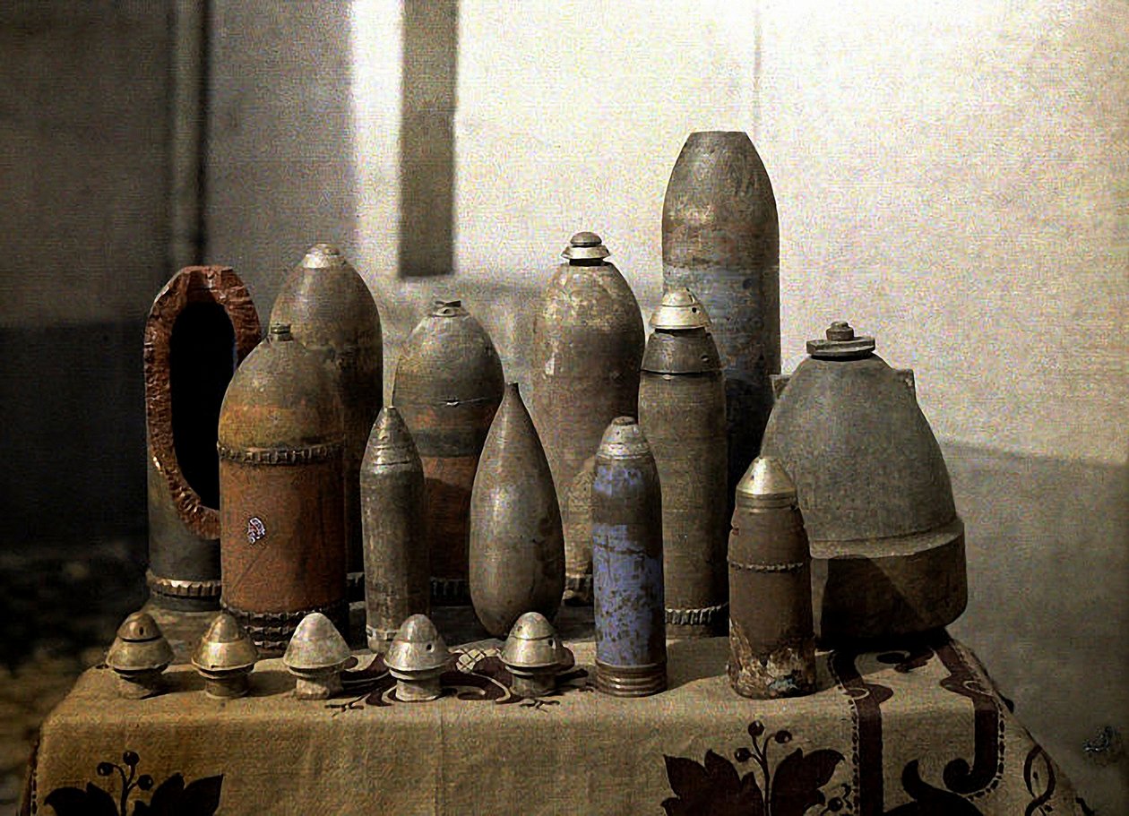 Collezione di proiettili tedeschi inesplosi, Reims, Marne, Francia, 1917 da Fernand Cuville