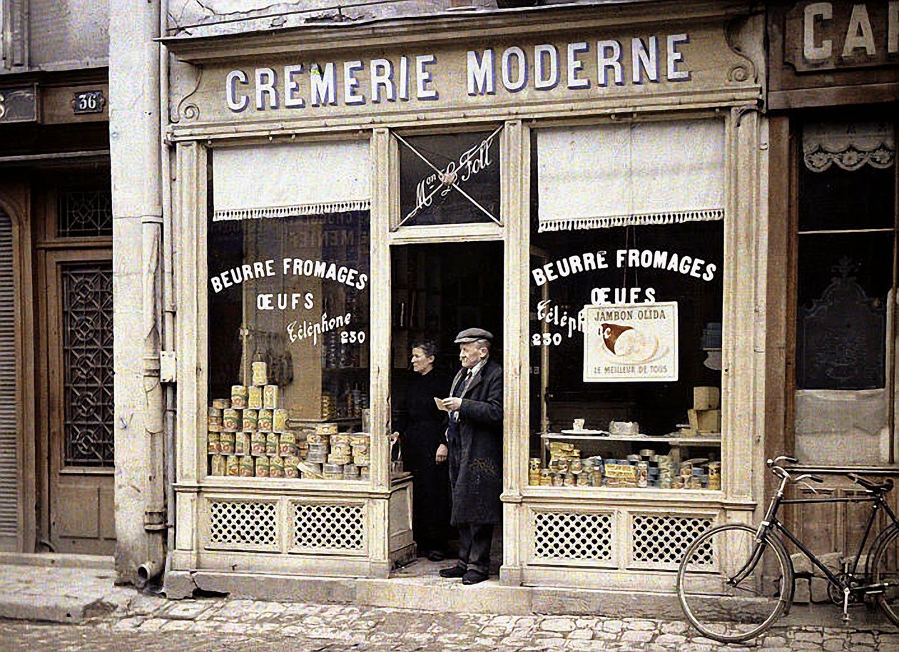 Coppia sulla soglia della latteria Le Foll, Reims, Marne, Francia, 1917 da Fernand Cuville