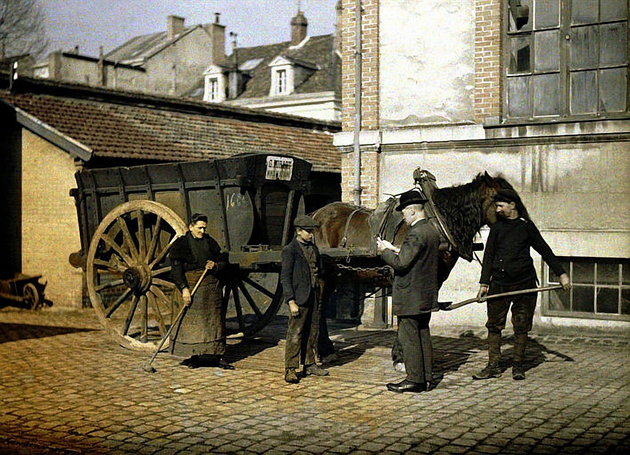 Dipendenti della Maison Rohart con un cavallo e un carro, Reims, Marne, Francia, 1917 da Fernand Cuville