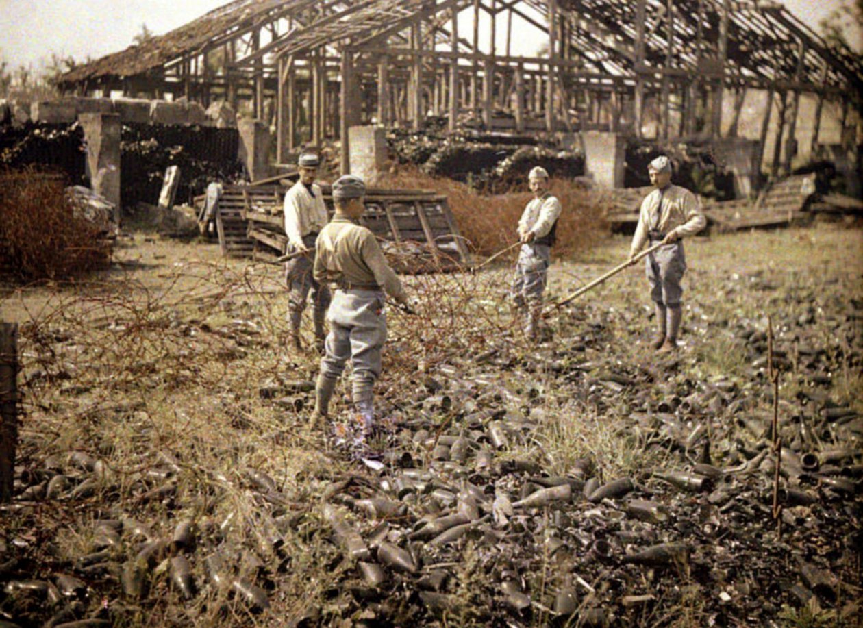 Soldati francesi che installano filo spinato vicino al magazzino per le bottiglie, in una fabbrica di vetro pesantemente danneggiata, Verrerie Saint-Grobain de Vauxrot, Cuffies, Aisne, Francia, 1917 da Fernand Cuville