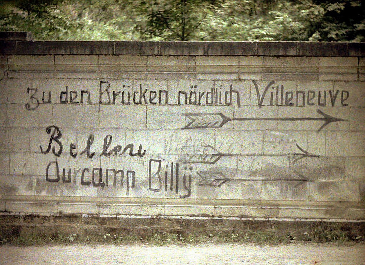 Iscrizioni tedesche e inglesi su un muro, Soissons, Aisne, Francia, 1917 da Fernand Cuville