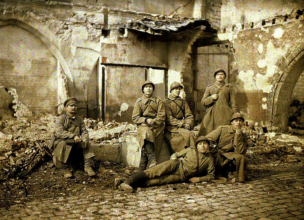 Gruppo di soldati russi tra le rovine, Reims, Marna, Francia, 1917 da Fernand Cuville