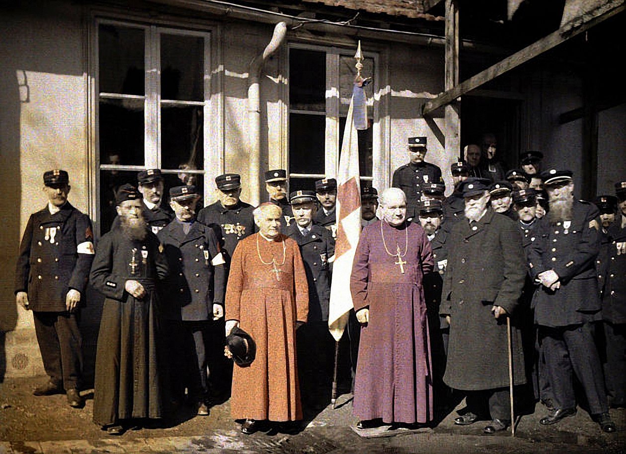 Ritratto di gruppo dei membri della Croce Rossa, Reims, Marna, Francia, 1917 da Fernand Cuville