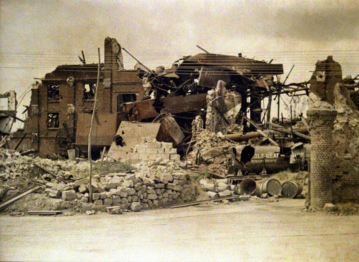 Rovine della distilleria, Cuffies, Aisne, Francia, 1917 (autocromo) da Fernand Cuville