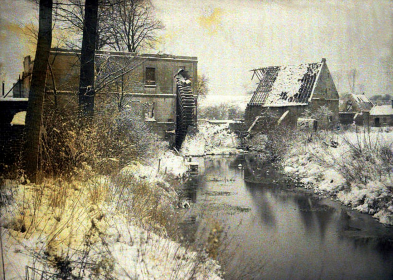 Il mulino ad acqua danneggiato del castello nella neve, Chaulnes, Somme, Francia, 1917 da Fernand Cuville