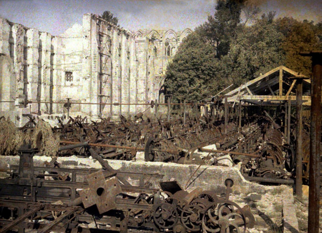 Le rovine della fabbrica e dell