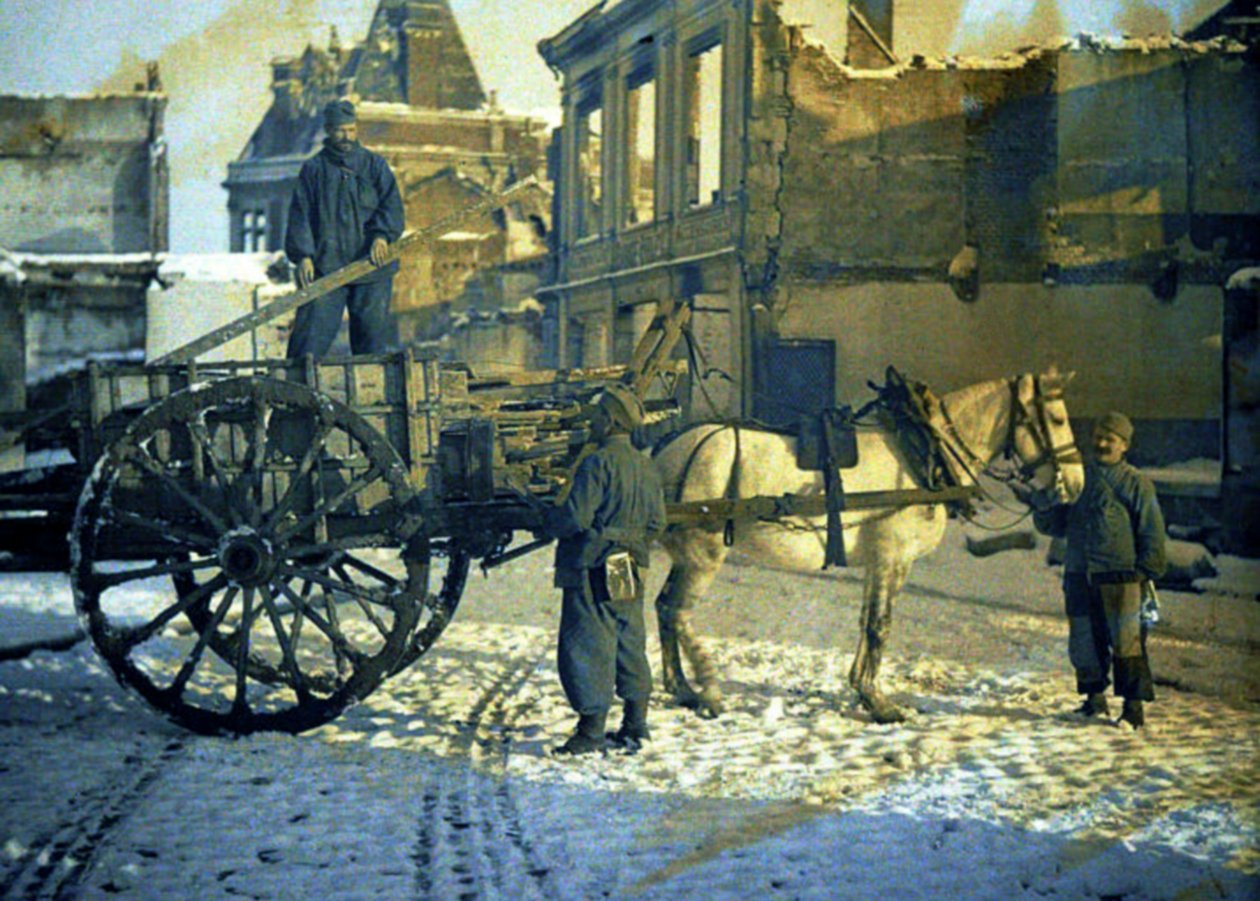 Tre soldati francesi in una strada con edifici danneggiati, Chauny, Aisne, Francia, 1917 da Fernand Cuville