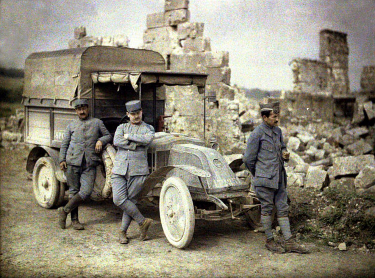 Tre soldati francesi parcheggiati davanti a un edificio pesantemente danneggiato con un piccolo camion, Aisne, Francia, 1917 (autocromo) da Fernand Cuville