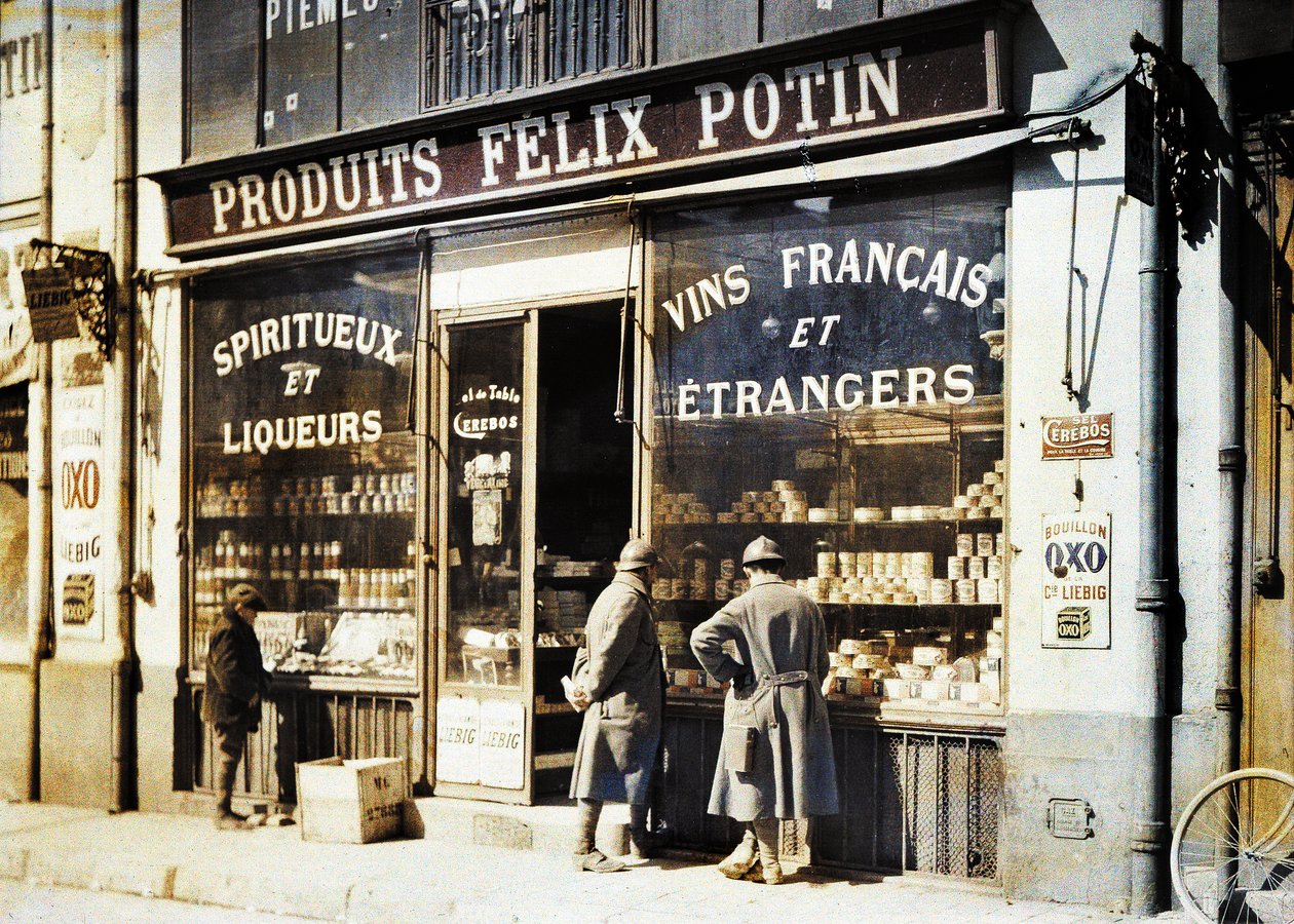 Due soldati francesi e un ragazzo davanti al negozio di liquori Felix Potin al mercato, Reims, Marne, Francia, 1917 da Fernand Cuville