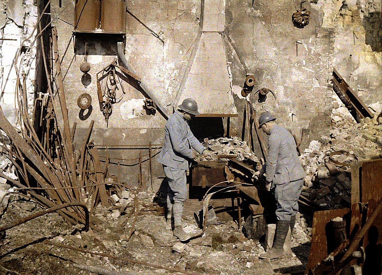 Due soldati francesi che lavorano in una forgia distrutta dalle granate, Reims, Francia, 1917 da Fernand Cuville