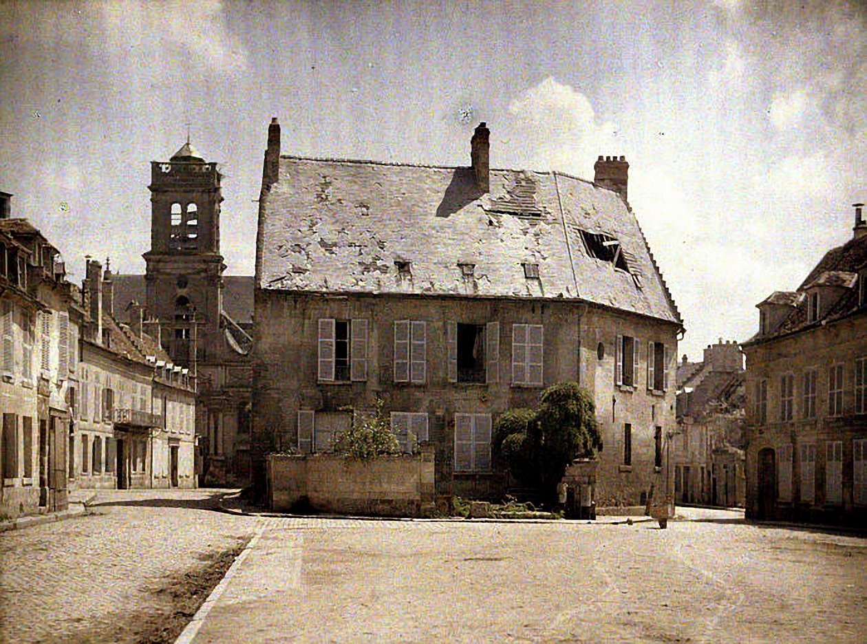 Casa con tetto danneggiato, Soissons, Aisne, 1917 da Fernand Cuville