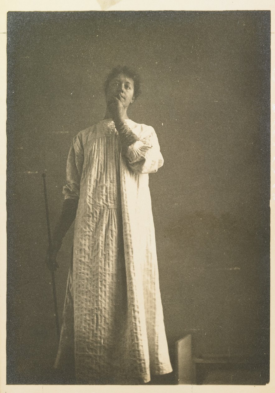 Donna in camicia, mano davanti alla bocca da Fernand Khnopff