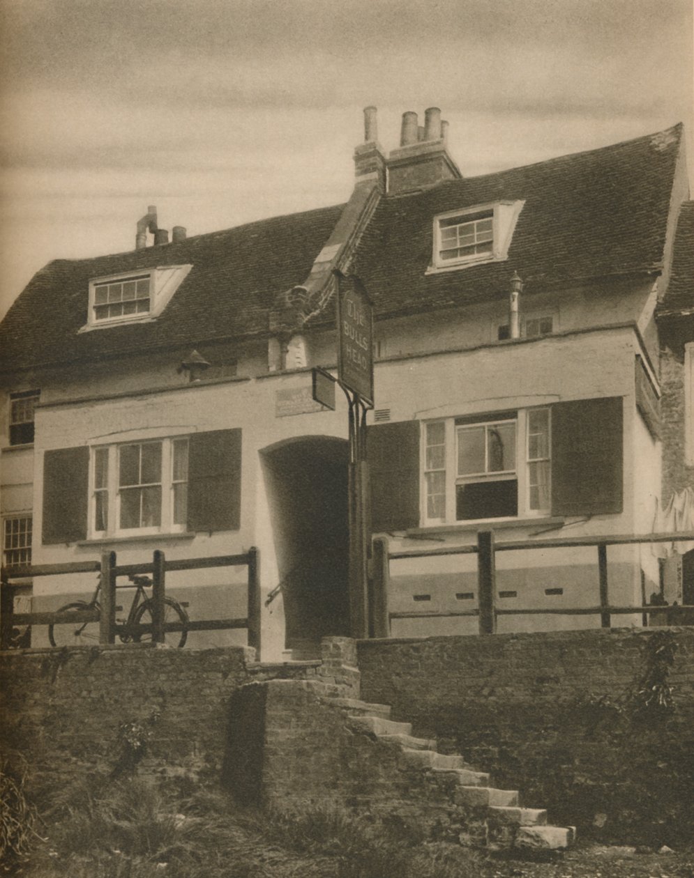 Il Segno della Testa di Toro a Strand-On-the-Green, c1935 da Field