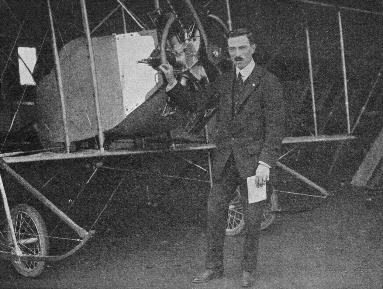 Uno dei migliori istruttori: Lewis WF Turner accanto a un biplano da addestramento Caudron, 1913 1934 da Flight Photo