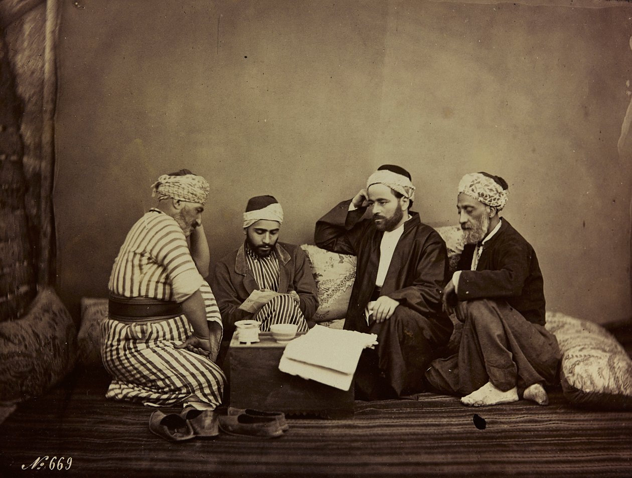 Album Damas et Baalbek: gruppo di siriani seduti attorno a un tavolo da Félix Bonfils