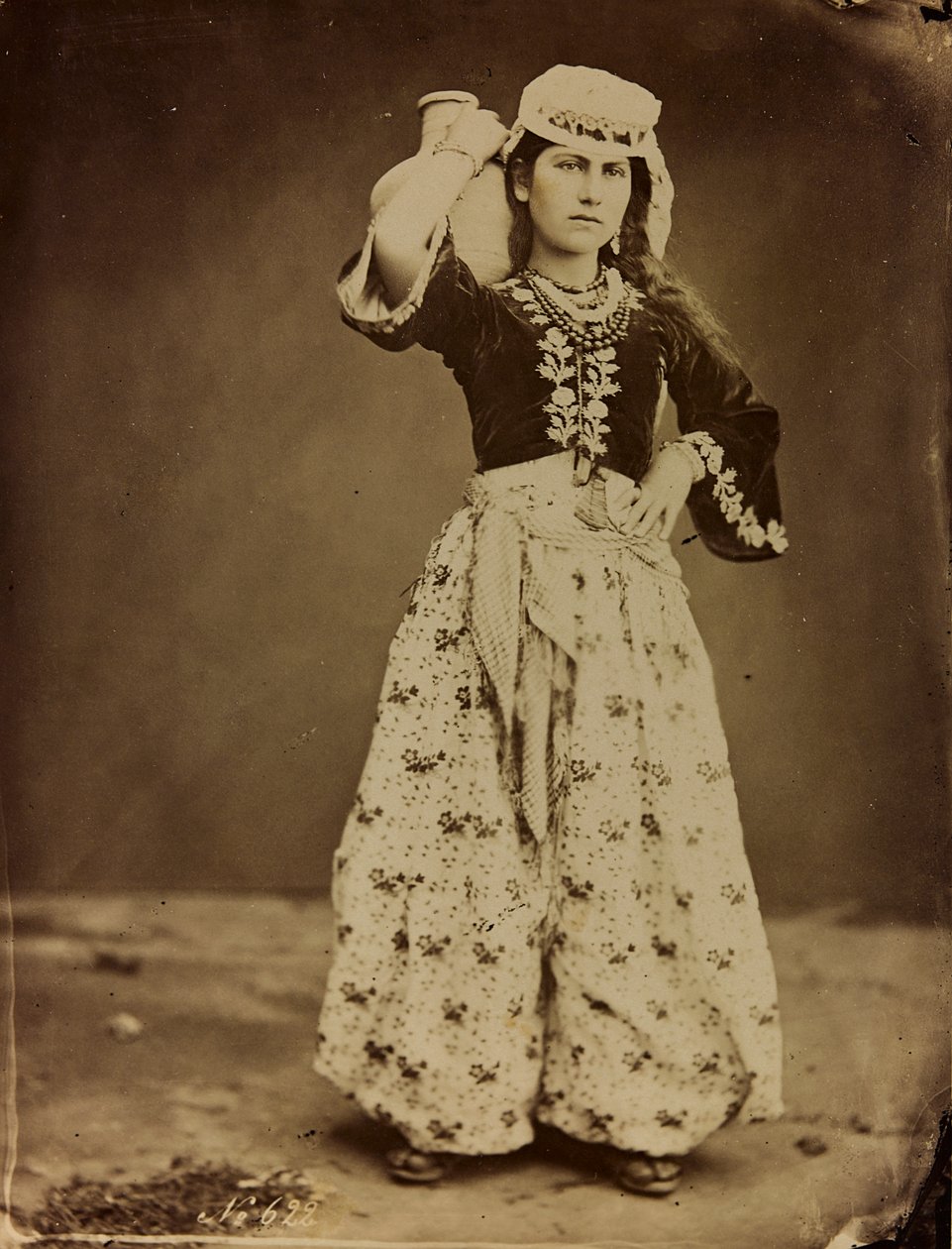 Album Damas et Baalbek: giovane donna siriana in abiti tradizionali da Félix Bonfils