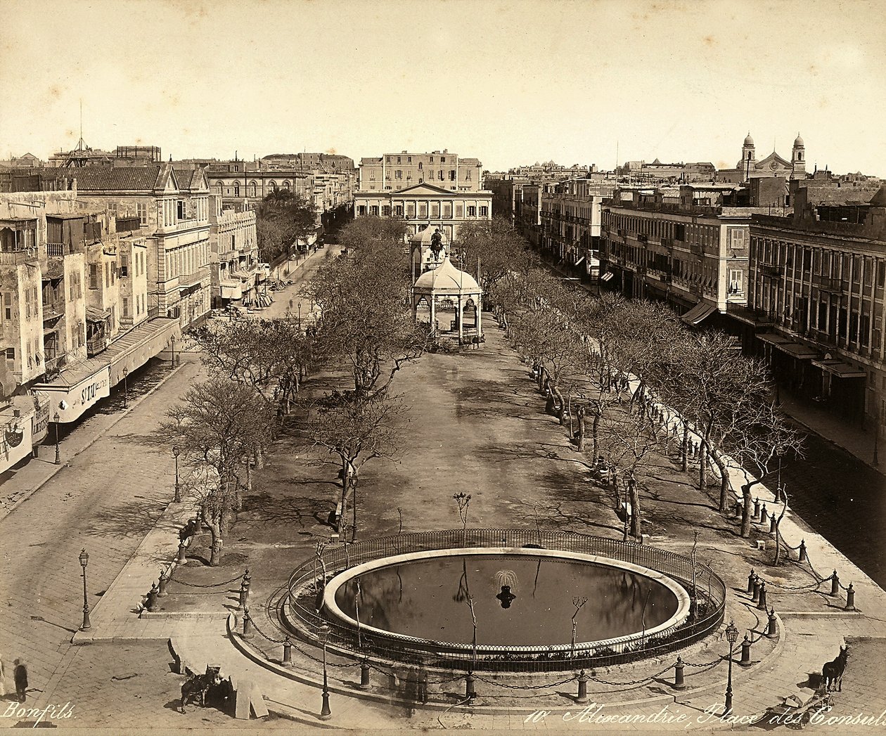 Alessandria, Egitto: Piazza dei Consoli, con una grande fontana rotonda da Félix Bonfils
