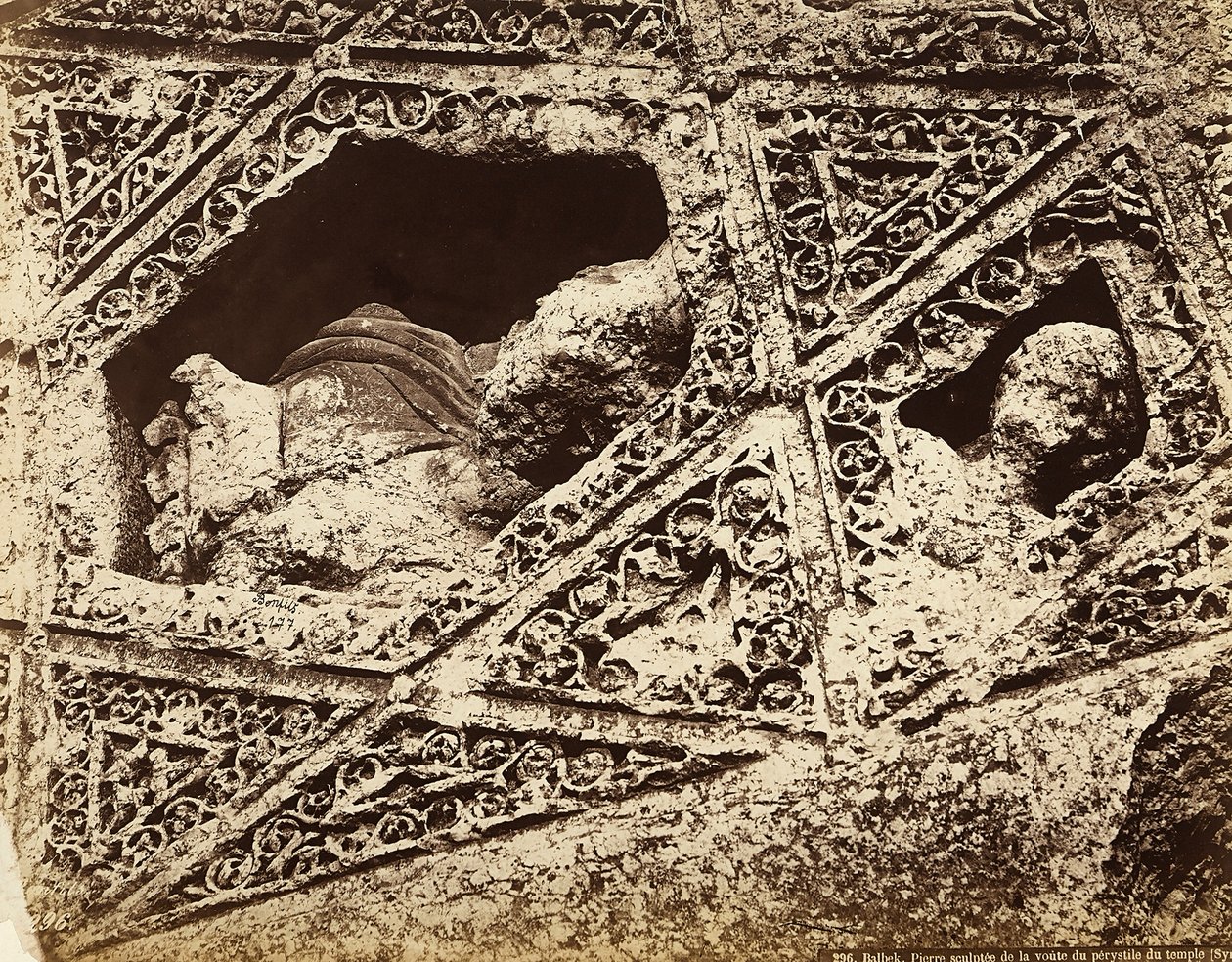 Detail der skulpturalen Dekoration in einem Tempel in der archäologischen Zone von Heliopolis oder Baalbek, antike syrische Stadt, heute Libanon von Félix Bonfils