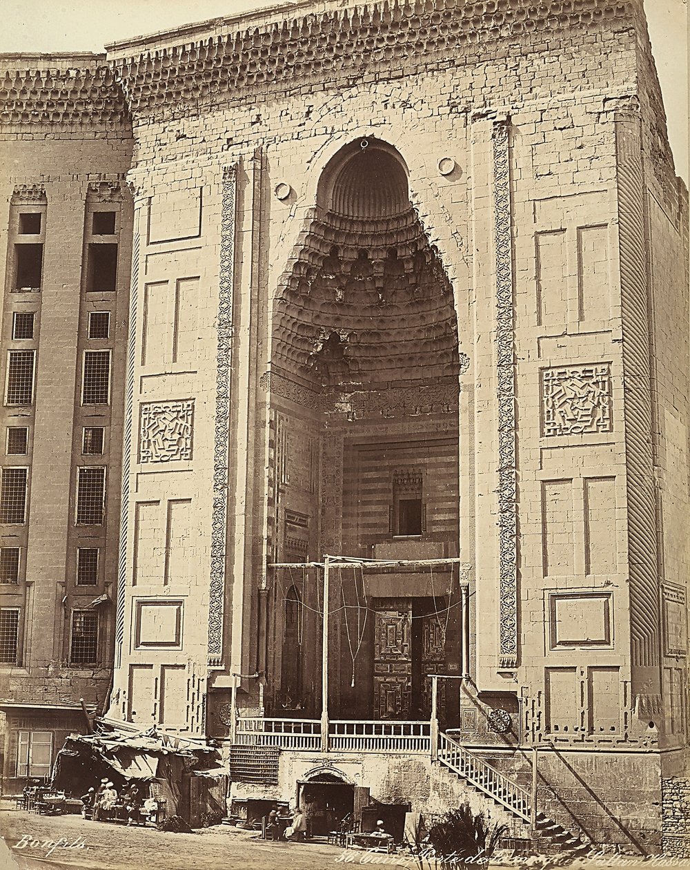 Porta della Moschea del Sultano Hassan, al Cairo, Egitto da Félix Bonfils