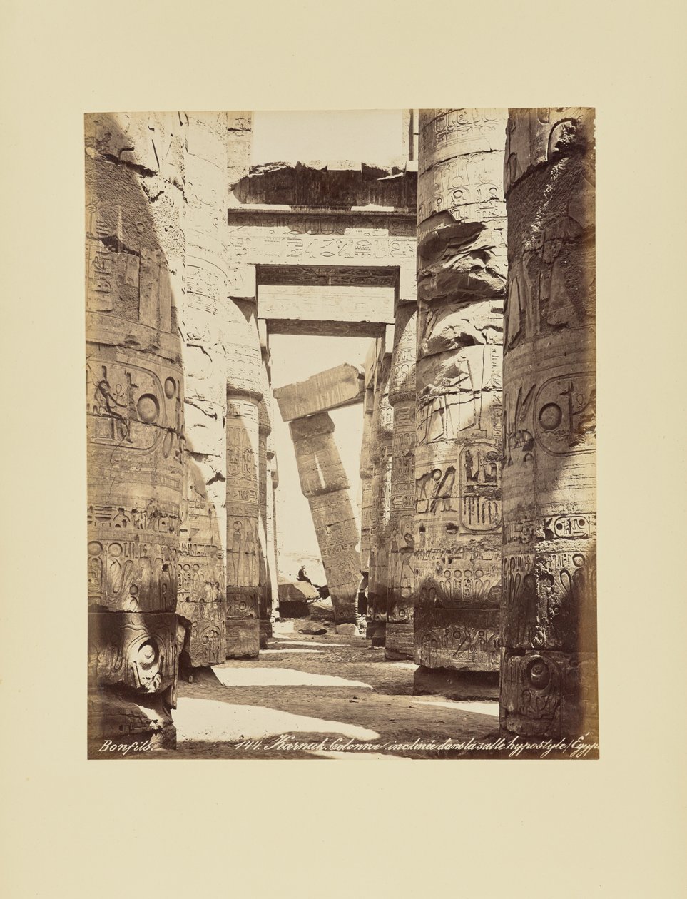 Karnak. Colonna inclinata nella sala ipostila, Egitto da Félix Bonfils
