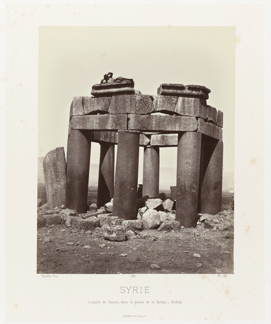 Uomo sulla cupola di Douris, vicino a Baalbek (Architettura antica: Egitto, Grecia, Asia Minore) da Félix Bonfils