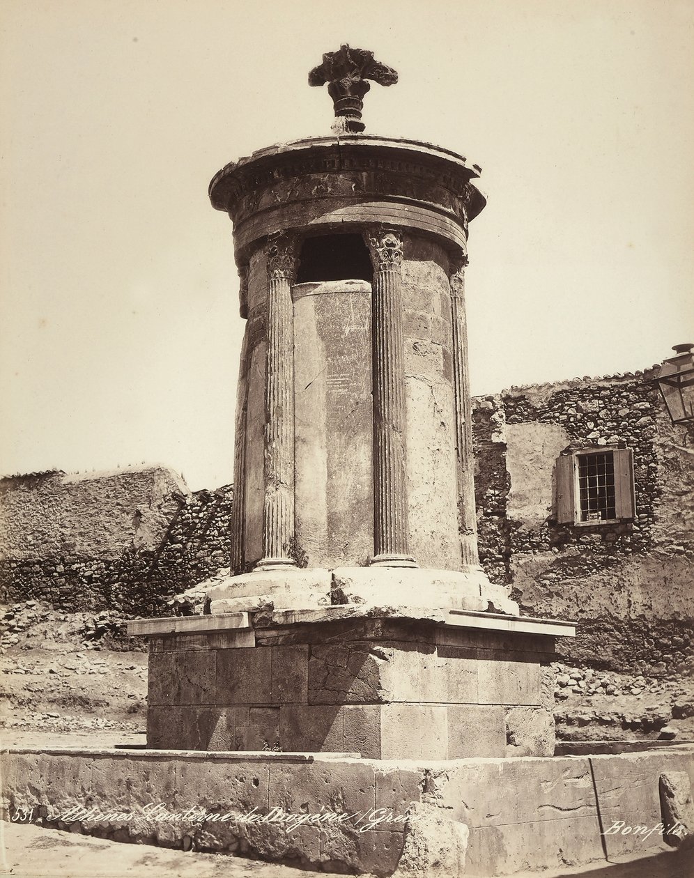 Monumento a Lisicrate, situato nella città di Atene da Félix Bonfils