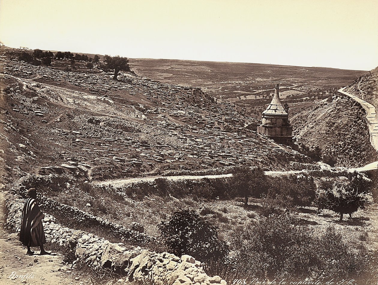 Vista panoramica della Valle di Cedron o Giosafat, con la Tomba di Assalonne, alla periferia di Gerusalemme. Un uomo guarda il panorama dalla strada da Félix Bonfils
