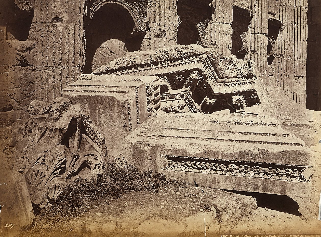 Rovine di un fregio del Tempio di Giove o del Sole, nella zona archeologica di Eliopoli o Baalbek, antica città siriana, ora Libano da Félix Bonfils