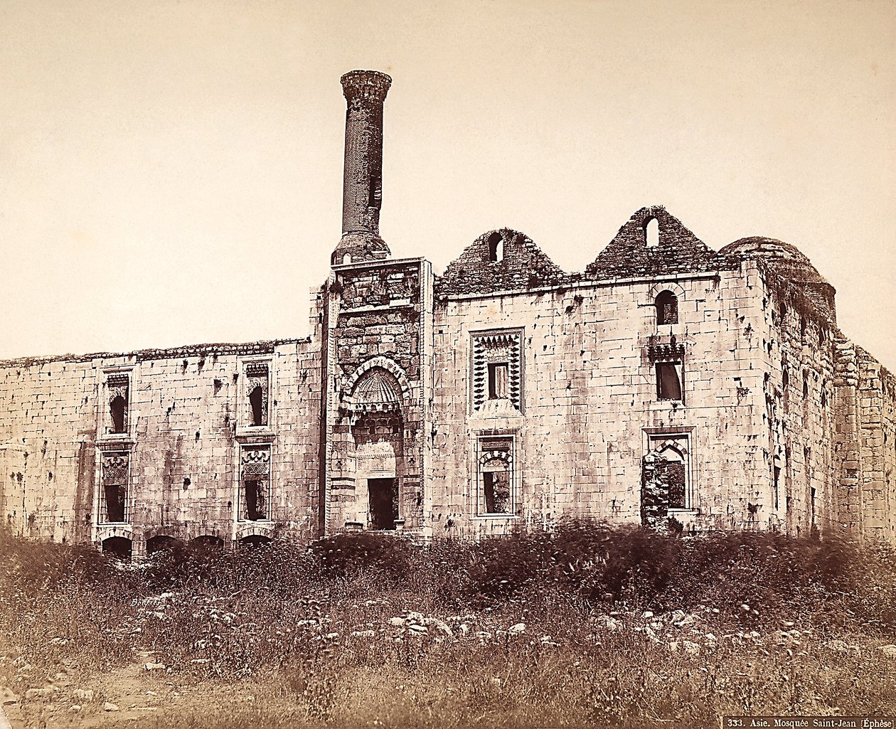 La Basilica di San Giovanni, trasformata in moschea nel 1330, a Efeso, Turchia da Félix Bonfils