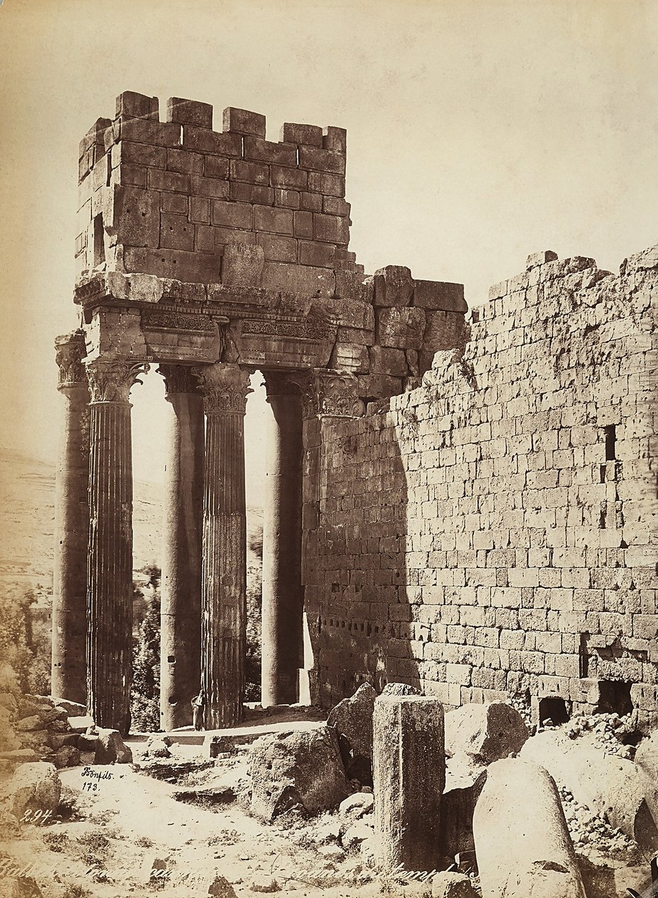 Le rovine del Tempio di Giove o del Sole, nella zona archeologica di Eliopoli o Baalbek, antica città siriana, ora Libano da Félix Bonfils