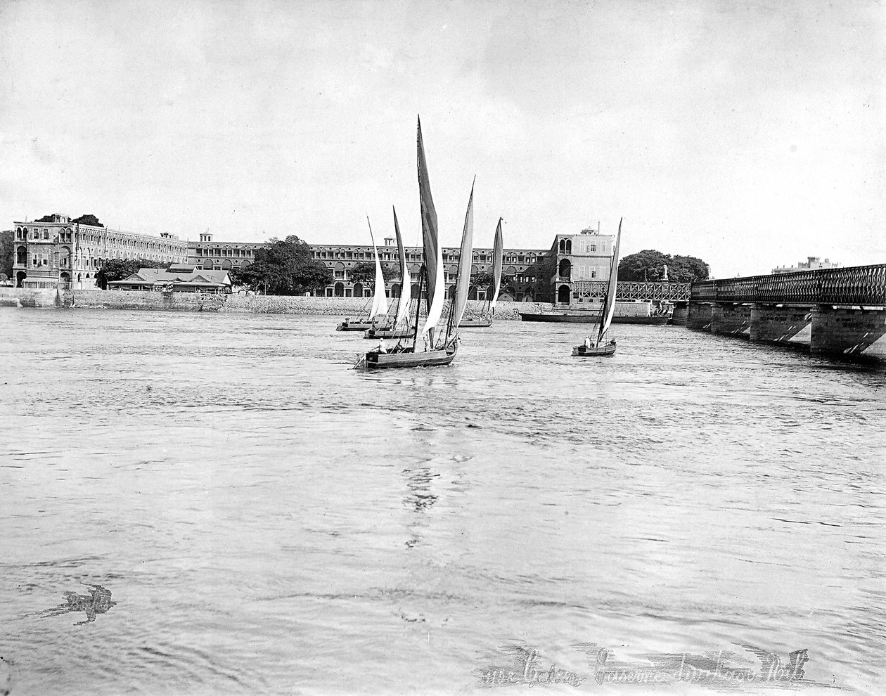 Veduta delle caserme che si affacciano sul Nilo vicino al ponte Kasr, al Cairo, in Egitto da Félix Bonfils
